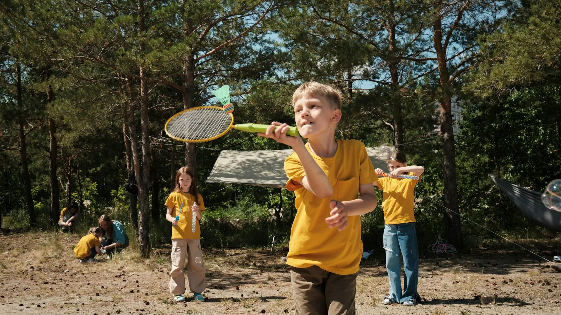 Grupo de peques jugando al aire libre en la ludoteca Xabarín del Mercantil de Pontevedra